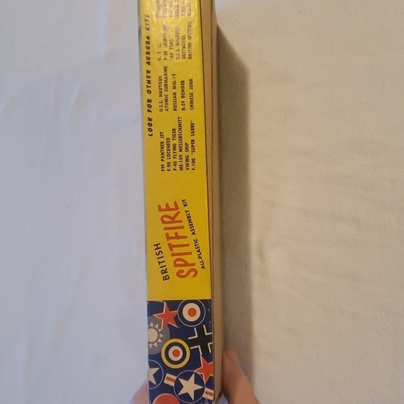 Aurora Vintage Famous British Spitfire #20A-69 1/4 Model Kit - Picture 6 of 10
